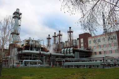 Boruları, pompaları ve tazminatı olan büyük bir bina.