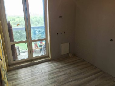 Tamamlanmamış onarım odası, apartman dairesinin iç dekorasyonu.