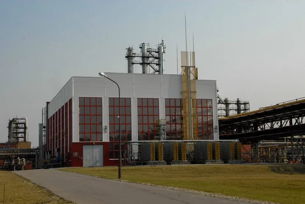 Velká budova s výrobním zařízením s potrubím, čerpadly, komp — Stock fotografie