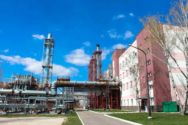 Large building with production equipment with pipes, pumps, comp — Stock Photo, Image