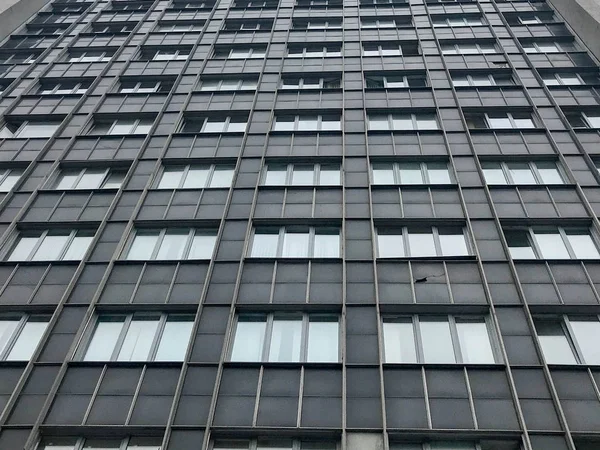 Tall gray monolithic frame panel building, new building, skyscra — Stock Photo, Image