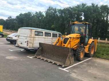 Büyük güçlü demir turuncu kazıcı. Metal kovalı.