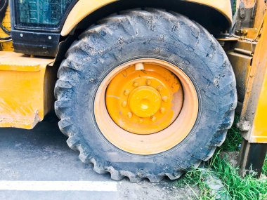 Büyük bir güç için lastiği ve lastiği olan büyük siyah tekerlek.