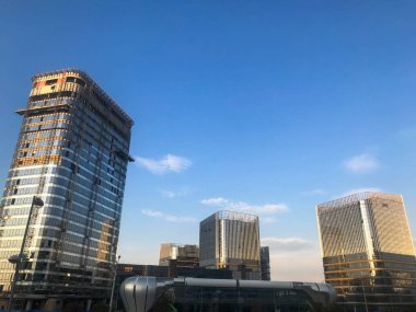 Uzun, güzel monolitik çerçeve binalar, yeni binalar., 