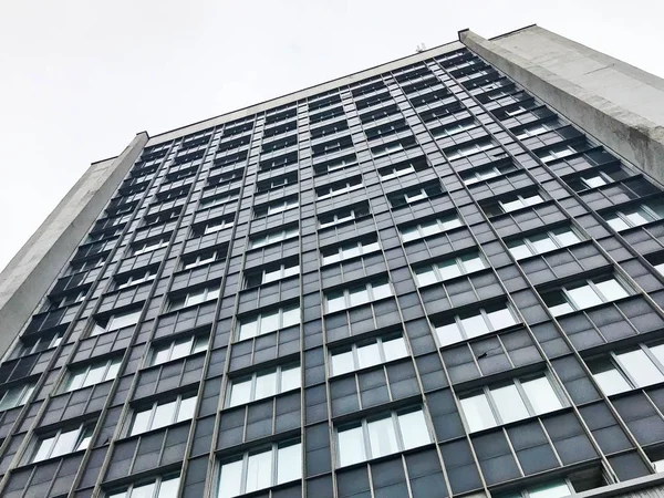 背の高い灰色のモノリシックフレームパネルの建物、新しい建物、高層ビル — ストック写真