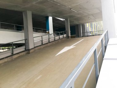 Yerin üstünde büyük, güzel, modern bir kaplıcadan kalkış.