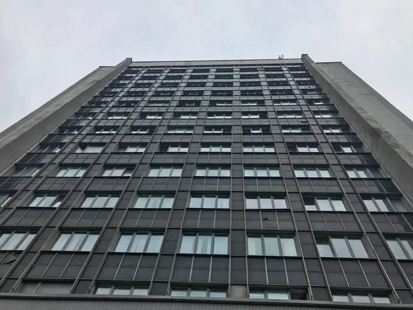 背の高い灰色のモノリシックフレームパネルの建物、新しい建物、高層ビル — ストック写真