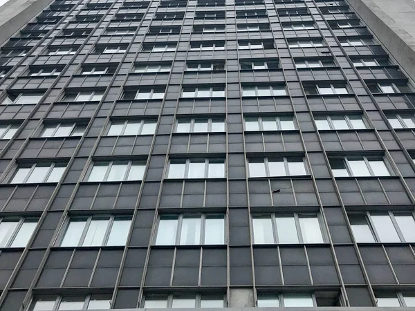 Edificio de paneles monolítico gris alto, edificio nuevo, rascacielos — Foto de Stock