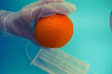 Coronavirus sırasında doğal vitamin alımı. Kişisel koruma maskesinde kullanışlı turuncu. Viral enfeksiyonlar ve solunum hastalıklarıyla mücadele etmek için C vitamini