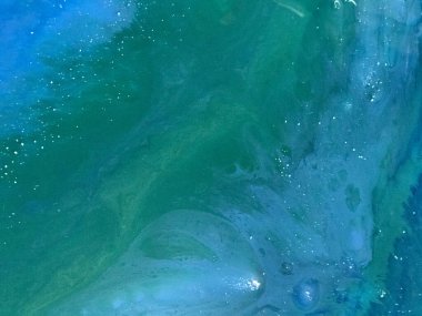 Deniz temalı renkli epoksinin soyut arkaplanı. Tahtadan yapılmış tuval üzerinde beyaz baloncuklar. Potala ve renkli tozlarla denizden dalgalara çekiliyordu. Resim oluşturmak için arkaplan