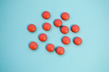 İnsan sağlığını güçlendirmek için vitamin ürünleri. Vücudu destekleyecek haplar. Çember şeklinde ve çiçek şeklinde üst açılardan alınan pembe ilaçlar.