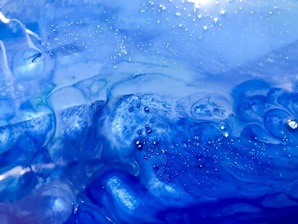Предыстория морской тематики. кипящая морская волна, выполненная в технике рисования эпоксидной смолой. Изображение интерьера в современных технологиях. Рисунок на холсте с цветными нарезками и красками — стоковое фото