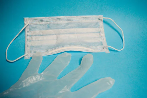 Máscara desechable individual con guantes transparentes para proteger a una persona del virus. monos para salir a la calle para no enfermarse con una cala. flatlay — Foto de Stock