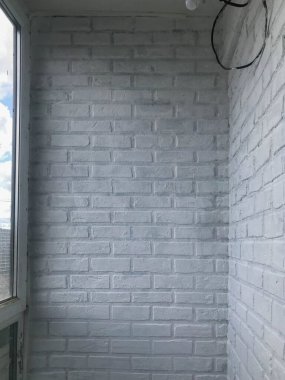 Dekoratif alçı üretimi, balkon duvarında tuğlalar. Son aşama, duvarı boyamak. Alçı tuğlalar beyaza boyanmış. Işığı bağlamak için kablolar çıkarılır