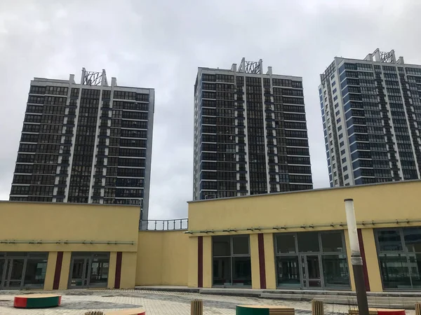 Urban landscape, high-rise apartment buildings in blue and white. made of glass with panoramic windows for great viewing. there is a shopping center in the center of the complex — Stock Photo, Image