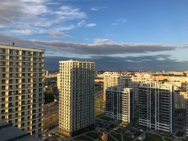 Altas casas de cristal azul y blanco se encuentran en el nuevo barrio. paisaje urbano. estilo individual de edificios de varios pisos. construcciones ergonómicas y prácticas —  Fotos de Stock