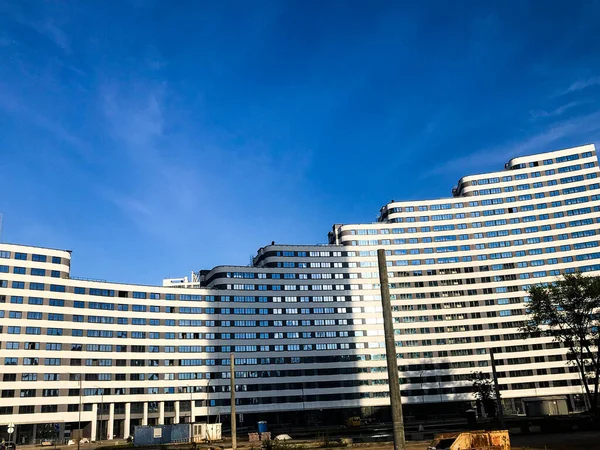 Residential building of different heights in the form of a wave. non-standard execution, house in the Arabian style. many transparent and clean windows. residential building without balconies — Stock Photo, Image