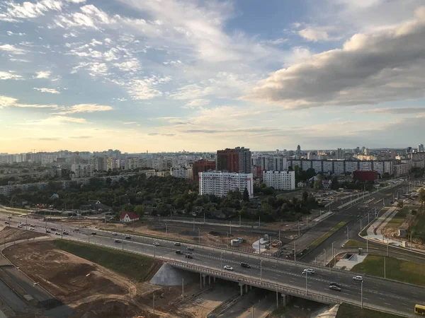 Węzeł samochodowy na drodze. duże skrzyżowanie, długi most dla ruchu drogowego. nowe skrzyżowanie dróg w centrum miasta. budowa dróg. wysokość, zdjęcia lotnicze na tle nieba — Zdjęcie stockowe