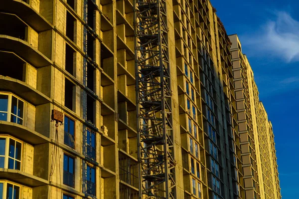 Demolición de un edificio de varios pisos. una gran casa de hormigón con ventanas de cristal está a punto de ser demolida. destrucción de edificios de gran altura. crear espacio adicional para la construcción de una casa — Foto de Stock