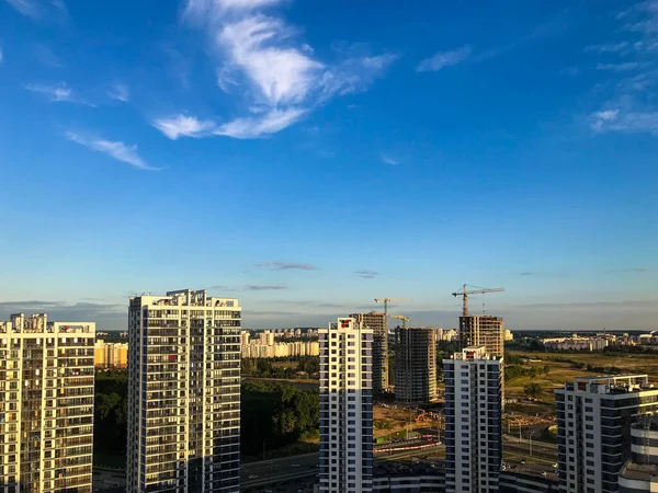 Casas altas están en un nuevo barrio en un semicírculo. casas de diferentes alturas y formas, diferentes colores. elegantes edificios ergonómicos en el centro de la ciudad. nueva área para que la gente viva —  Fotos de Stock