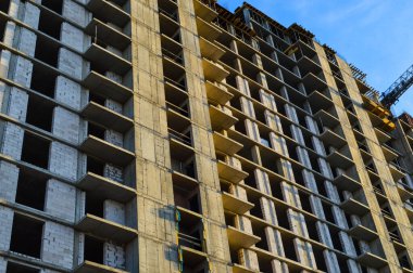 Beton bloklardan hücreler. Yeni bir ev inşaatı. Zeminden bloğa, gri, ağır levhalar. Penceresiz katlar. Yeni bina, terk edilmiş bina. yıkım için ev