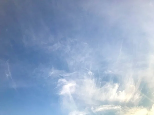 Kék ég fehér felhőkkel. természeti jelenség, gyönyörű felhők. Akvarell ég, ihlet, mint ecsettel festett ég. csodálatos természetes kép — Stock Fotó
