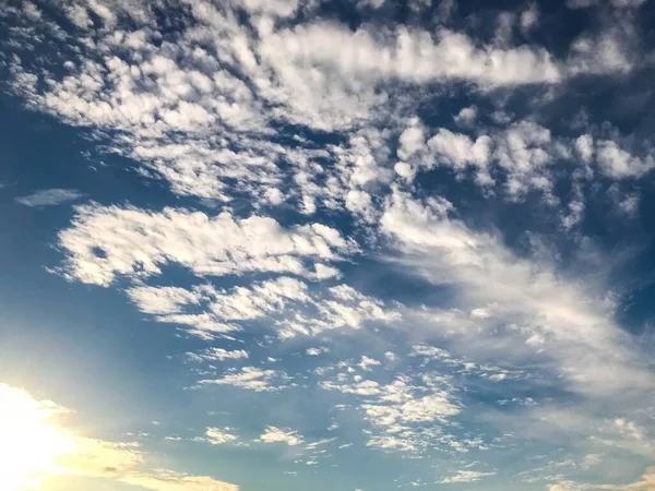 Błękitne niebo z białymi chmurami w pogodny słoneczny dzień. kawałek akwarelowego nieba widoczny jest na dachu. jasne i jasne chmury. warstwa ozonowa dla ludzi — Zdjęcie stockowe