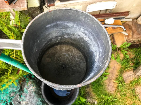 Boş lavabo susuz. Yıkama, temizleme, el ve yüz için mekanik yıkama tezgahı. Çardakta dinlenme yeri olan ahşap bir bankın yanındaki kır evinin avlusunda. — Stok fotoğraf