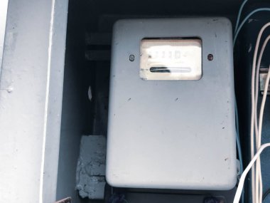 Ev yapımı elektrik paneli. Gri metre ve enerji tüketim göstergesi. Enerji kaynaklarının rasyonel kullanımı. Çevre koşulları, yeşil pazartesi. Ev yapımı elektrik hattı yapımı.