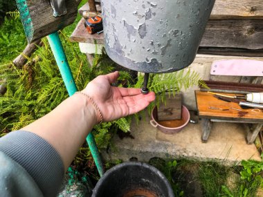 Soğuk suyla dolu lavabo. Lavabo, mekanik musluk. Kadının eli, Coronavirus 'un ellerini yıkamak için su çıkarıyor. Kişisel temizlik, kendine ve sağlığına dikkat etmek.