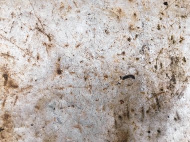 desen, metalik arkaplan bronz bir renkle boyanmış. Metal levha aşınmış. Metalde delikler, hasar. Dokuda paslanma ve paslanma var. eski ev