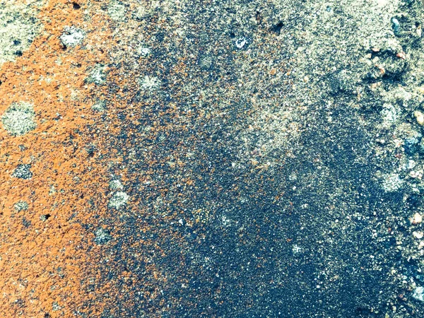 Πέτρινη υφή πλευρά ενός πέτρινου δακτυλίου γρανίτη. γκρι, πορτοκαλί χρώμα φόντου με μπεζ μικρά σημεία. η υφή είναι ετερογενής, ματ, με μικρές πέτρες. φυσική υφή — Φωτογραφία Αρχείου