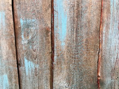 Doku, doğal arka plan. Ahşap doku, kahverengi ve yamalı. Kahverengi ahşap, mavi boyayla boyanmış, şehvetli, heterojen. Delikli çitler, kişisel alanların korunması