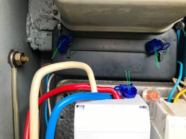 Самодельная электрическая панель. счетчик для передачи электроэнергии. голубые и красные кабели сплетены вместе. толстые провода для передачи энергии — стоковое фото