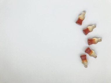 Marmelatlı tatlı. Siyah limonata şişesi şeklinde sakızlar. Marmelattan yapılmış iştah açıcı bir biblo. Yarı dairesel şeker şekli. Tatlı tatlı