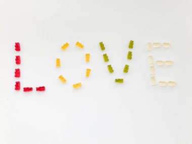 Marmelattan yapılmış aşk kelimesi. Lezzetli, ağız sulandırıcı, mektup şeklinde tatlılar. Tatlı ve tatlıdan yapılmış yaratıcı mektuplar. Parlak ikram, yaratıcılık, yüksek kalorili tatlı.