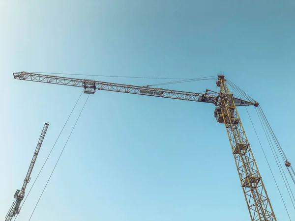 Fosa de construcción. sitio de construcción de plantas. fabricación de la producción química. grúa en la fábrica. transferencia de materiales pesados de construcción para la construcción de locales industriales —  Fotos de Stock