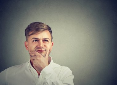 Çeneme elini tutarak ve gri üzerine ararken iyice düşünme dalgın yakışıklı