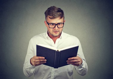 Ders kitabı tutarak ve Haberler ile süper heyecanlı seyir gasp ile bilgi okuma gözlüklü adam