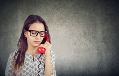 Güzel kız bardaklarda üzüntü içinde konuşan ve having problem süre aşağı bakıyor