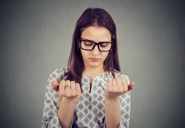 Mükemmeliyetçi genç kadın ince ve sert parmaklar seyir temizlik konusunda takıntılı çivi