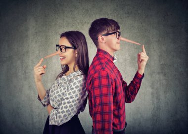 Cheaters, satnding sırt sırta iki yalancı genç çift 