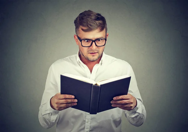 Hombre Con Gafas Sosteniendo Libro Texto Leyendo Información Con Jadeo — Foto de Stock