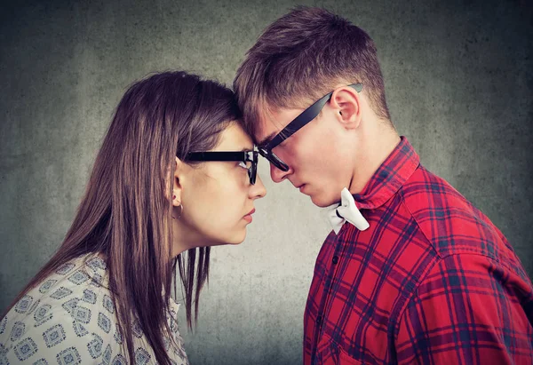 Vista Lateral Hombre Joven Mujer Cabeza Cabeza Mirando Con Odio — Foto de Stock