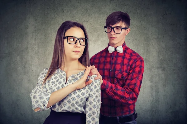 Chica Joven Mirando Enojado Molesto Por Toque Hombre Ofendiendo Sentimientos — Foto de Stock