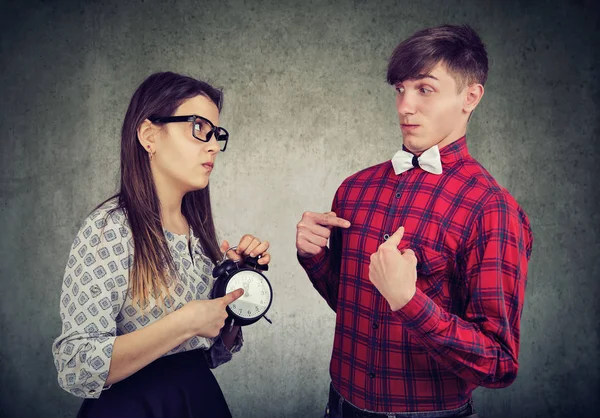 Angry Young Woman Confronts Her Boyfriend Who Late — Stock Photo, Image