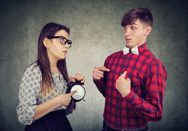 Arg Ung Kvinna Konfronterar Sin Pojkvän Som Sent — Stockfoto