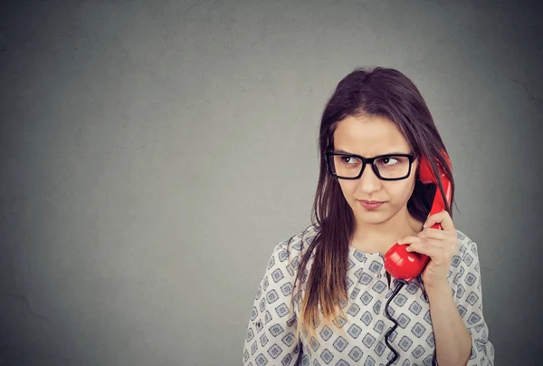Молодая Женщина Очках Разговаривает Старомодному Телефону Смотрит Сторону Недоразумении Раздражении — стоковое фото