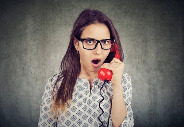 Sorprendida Joven Sorprendida Hablando Por Teléfono — Foto de Stock