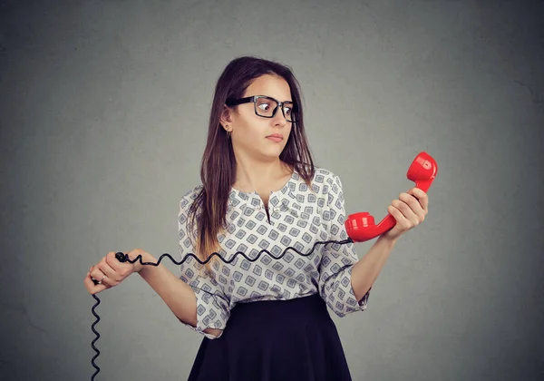 Mujer Joven Confundida Con Malas Noticias Teléfono — Foto de Stock